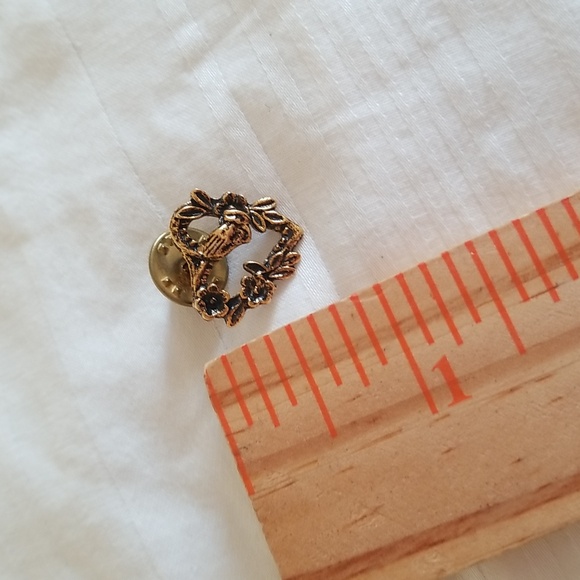 Gold Praying Hands Floral Heart Pin - Picture 2 of 3